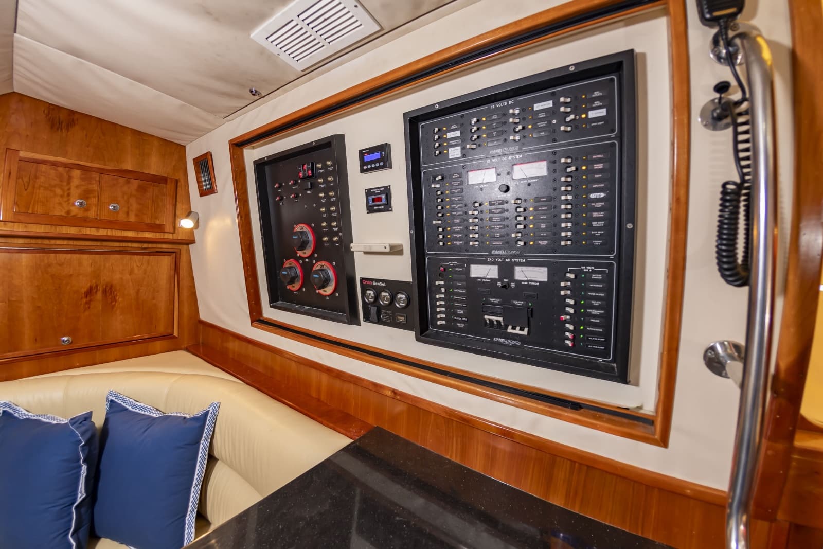 2004 Albemarle 410 Express - Photo 37