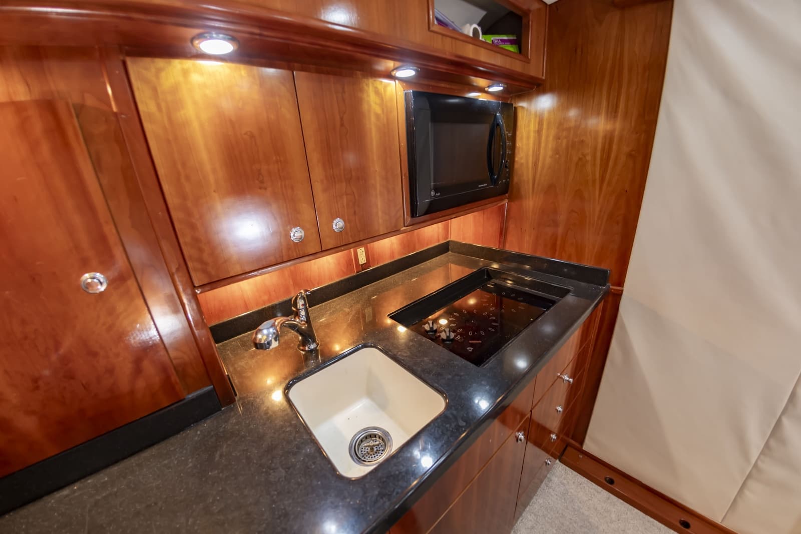 2004 Albemarle 410 Express - Photo 39