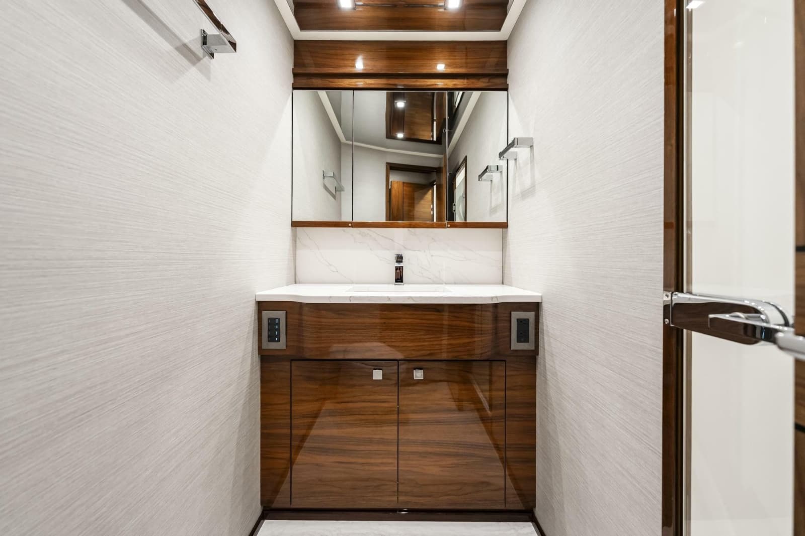 2026 Viking 82 Enclosed Bridge - Photo 30
