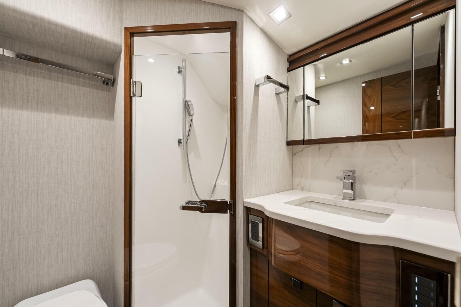2026 Viking 82 Enclosed Bridge - Photo 21