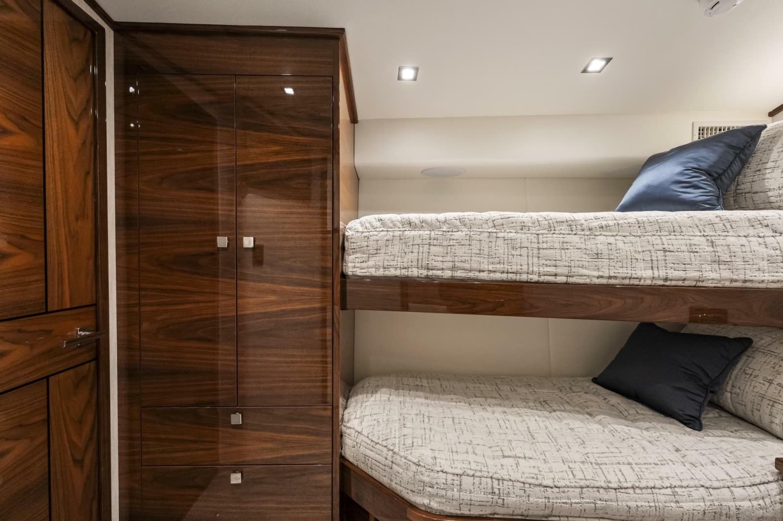 2026 Viking 82 Enclosed Bridge - Photo 20