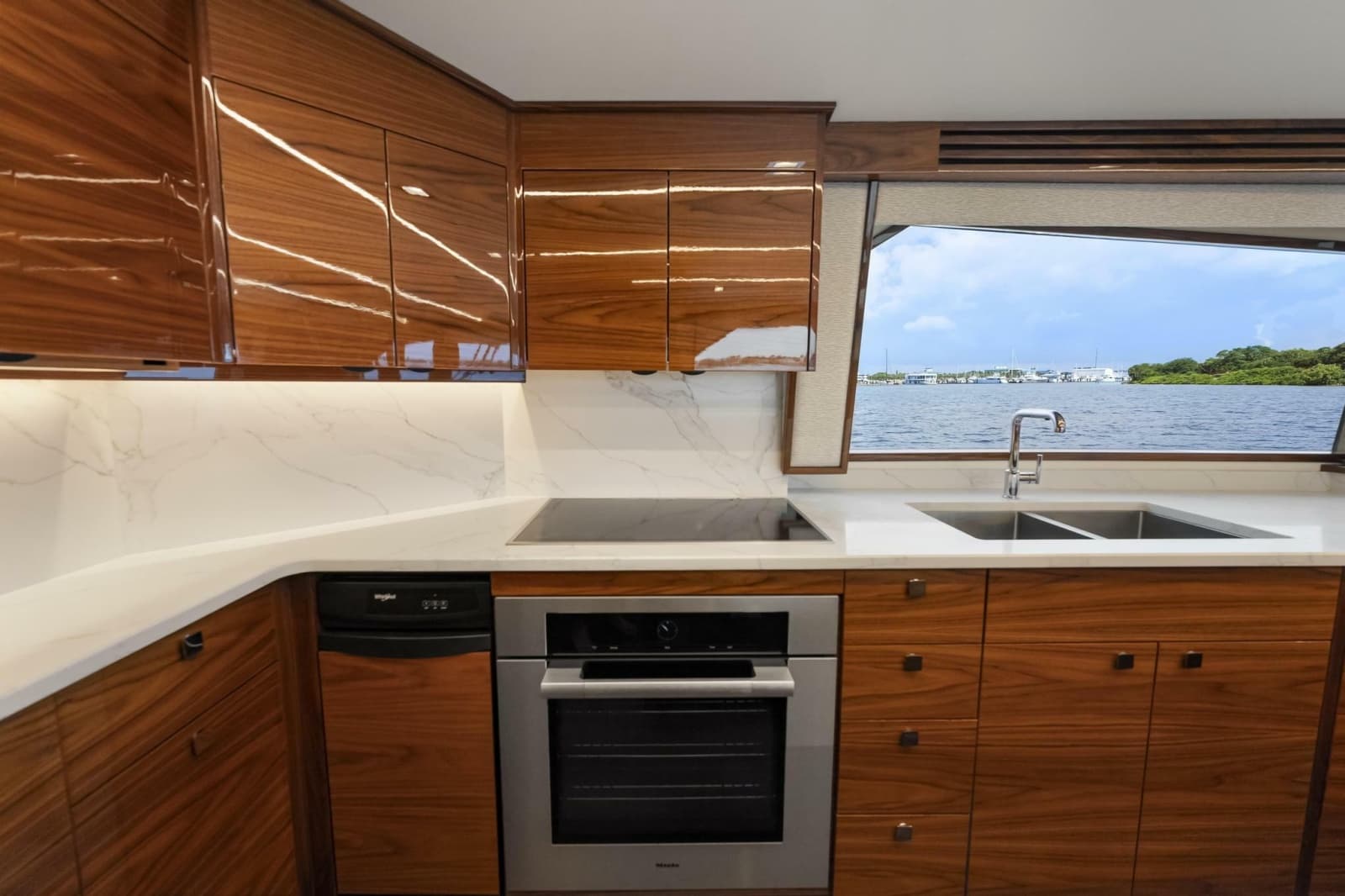 2026 Viking 82 Enclosed Bridge - Photo 19