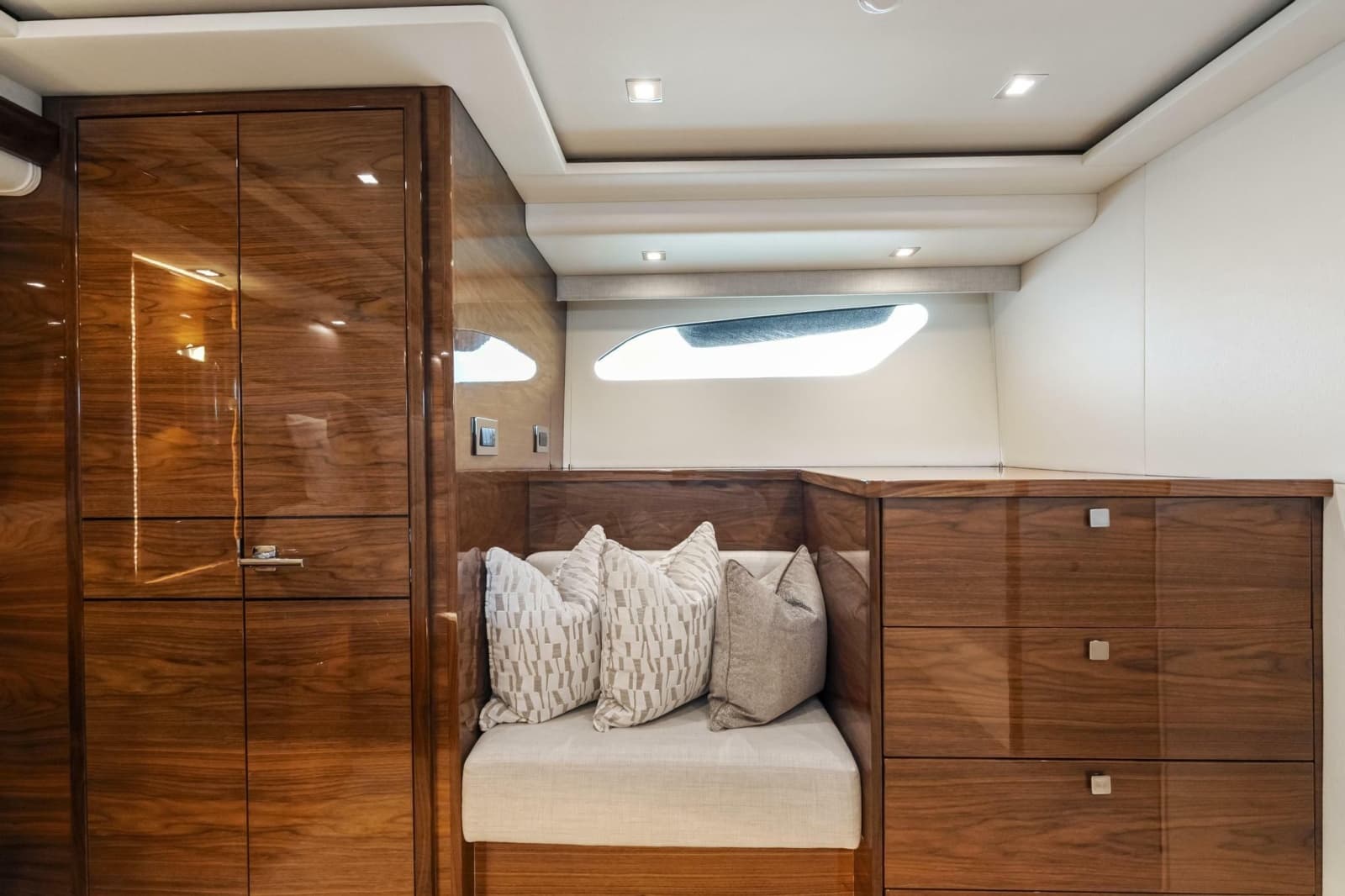 2026 Viking 82 Enclosed Bridge - Photo 24
