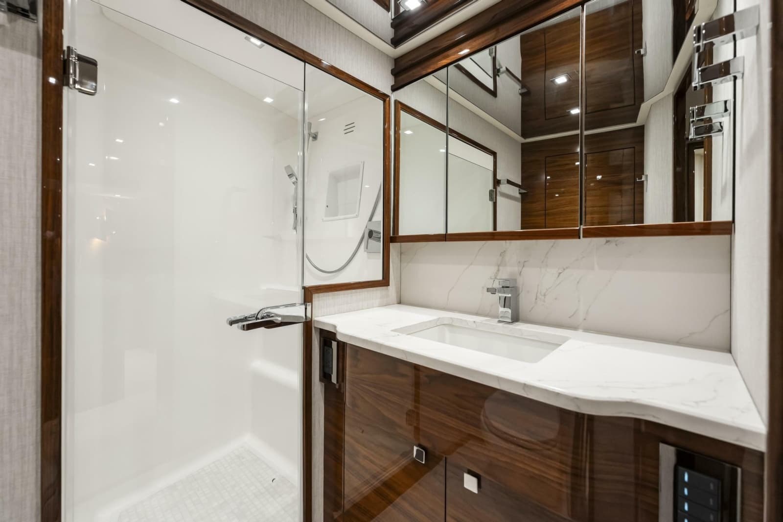 2026 Viking 82 Enclosed Bridge - Photo 28