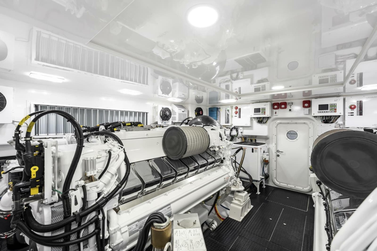 2026 Viking 82 Enclosed Bridge - Photo 31