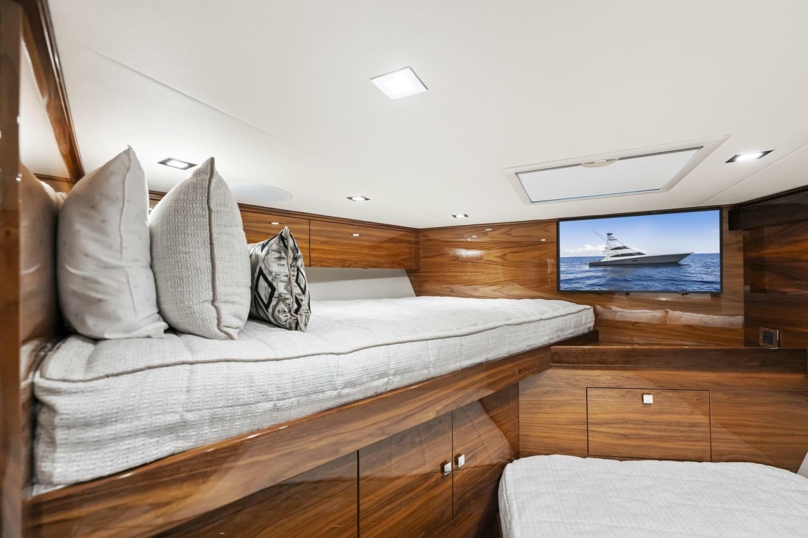 2026 Viking 82 Enclosed Bridge - Photo 26