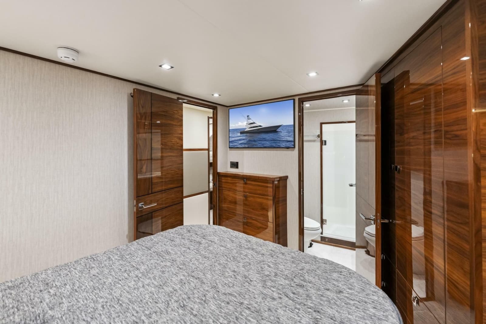 2026 Viking 82 Enclosed Bridge - Photo 27