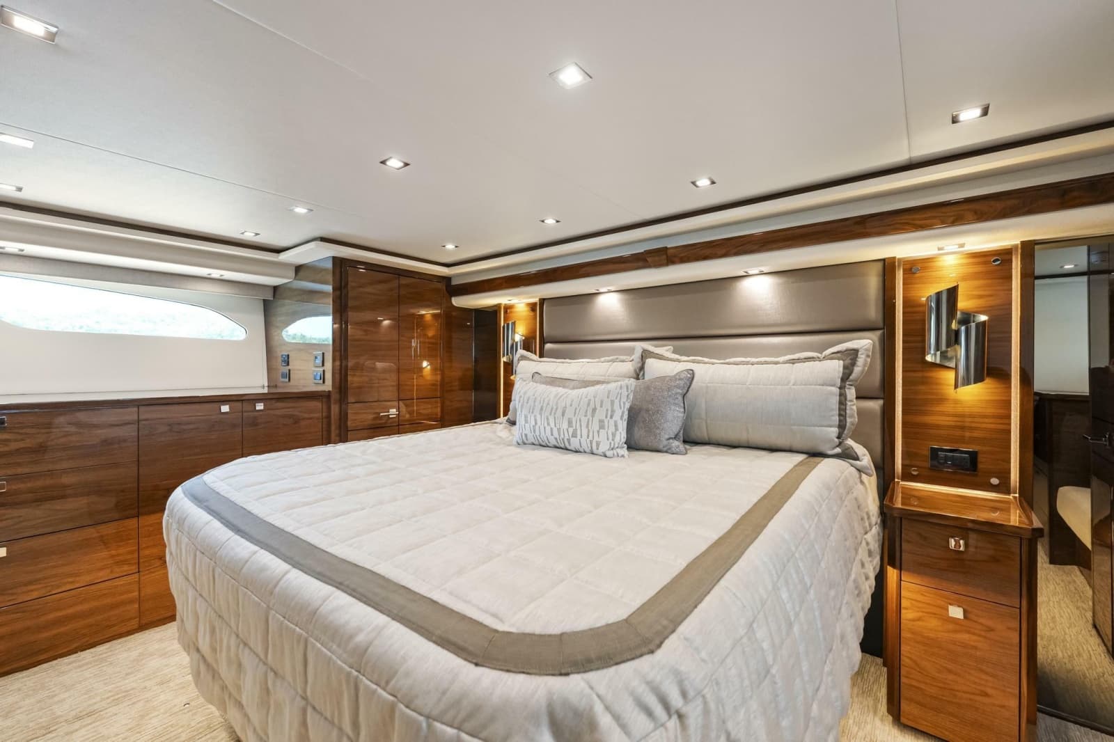 2026 Viking 82 Enclosed Bridge - Photo 23