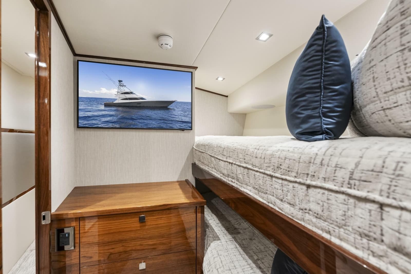 2026 Viking 82 Enclosed Bridge - Photo 29