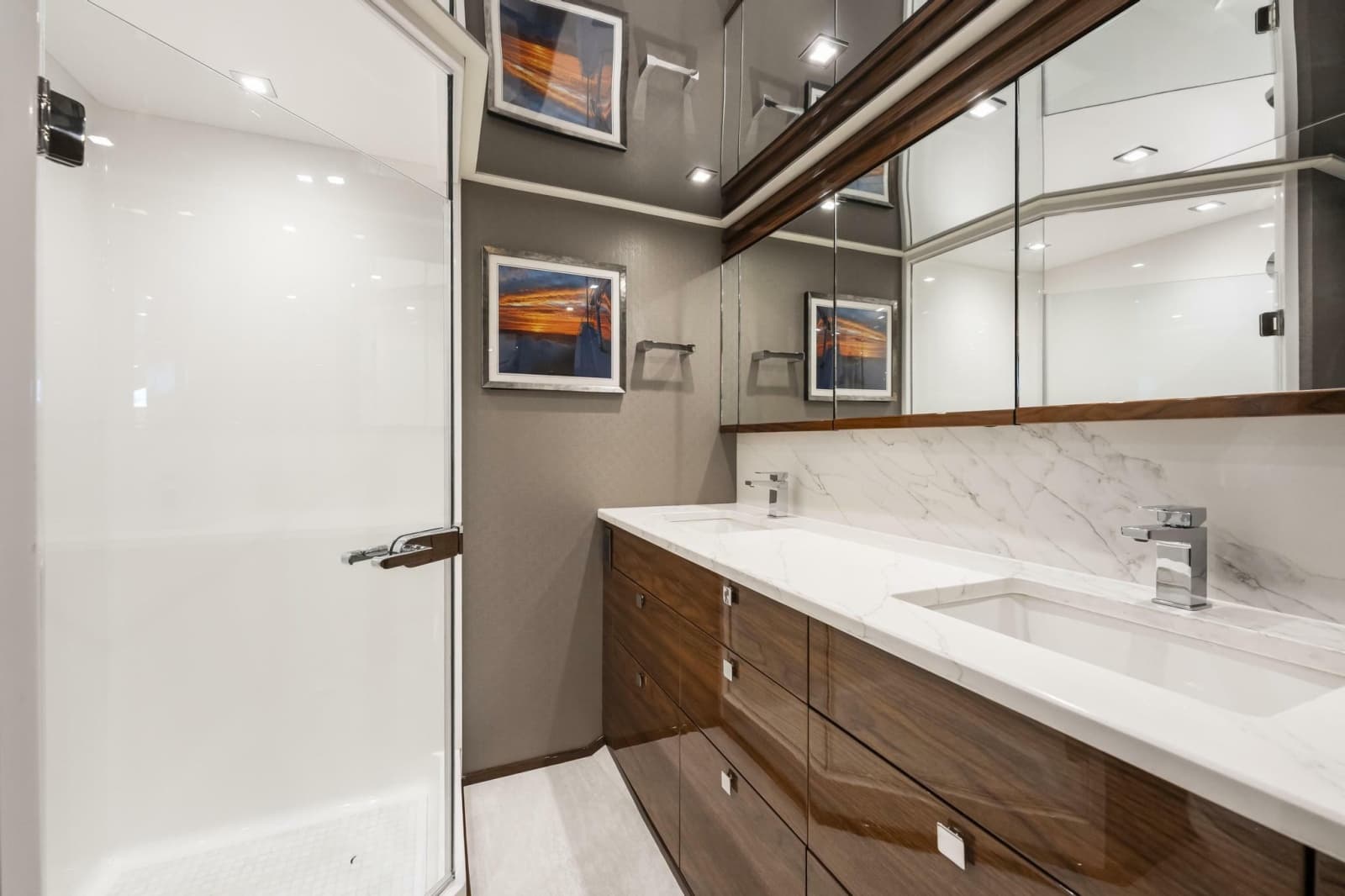2026 Viking 82 Enclosed Bridge - Photo 25