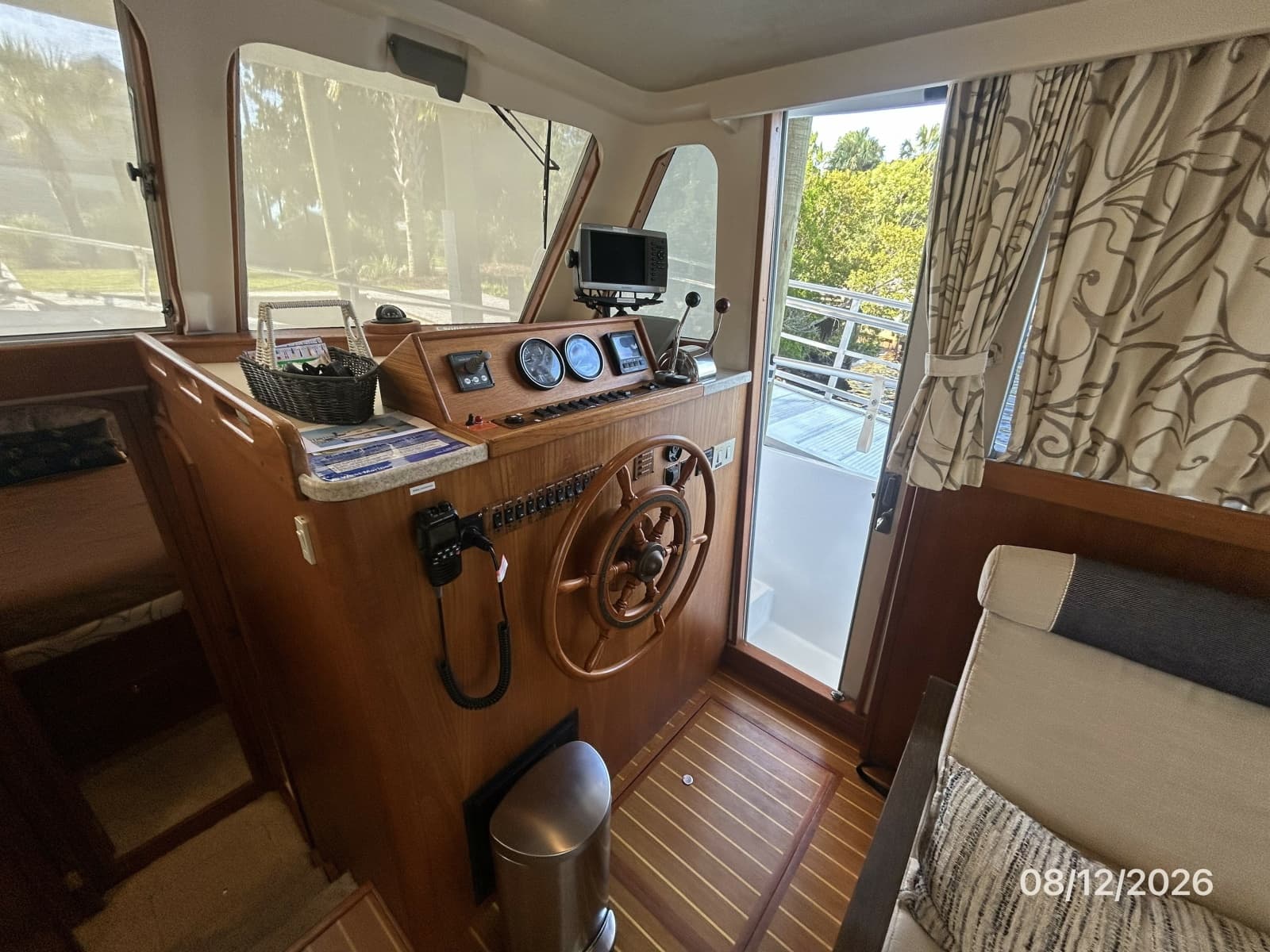 2002 Mainship 390 - Photo 56
