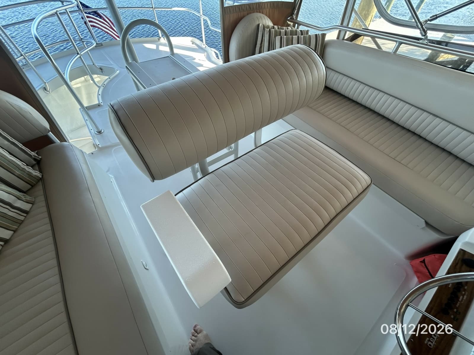 2002 Mainship 390 - Photo 25