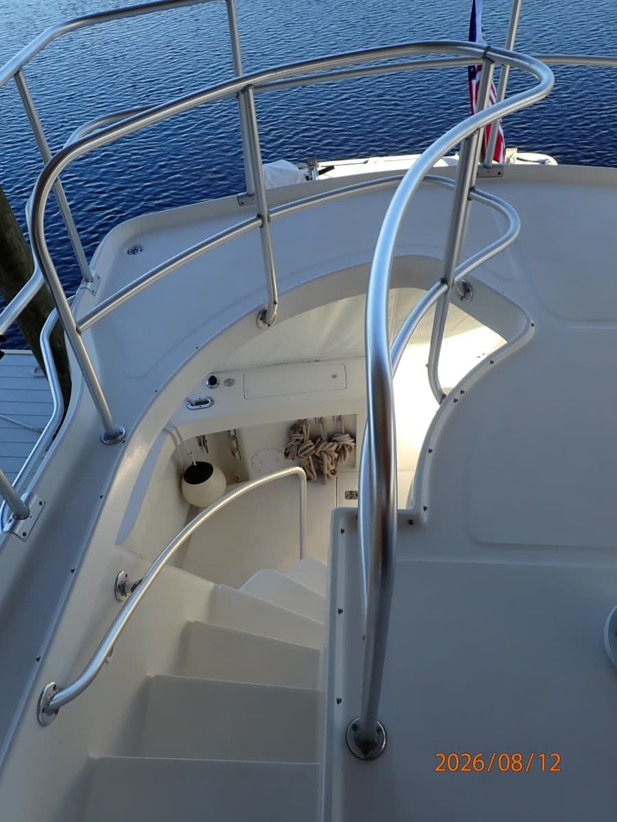 2002 Mainship 390 - Photo 35
