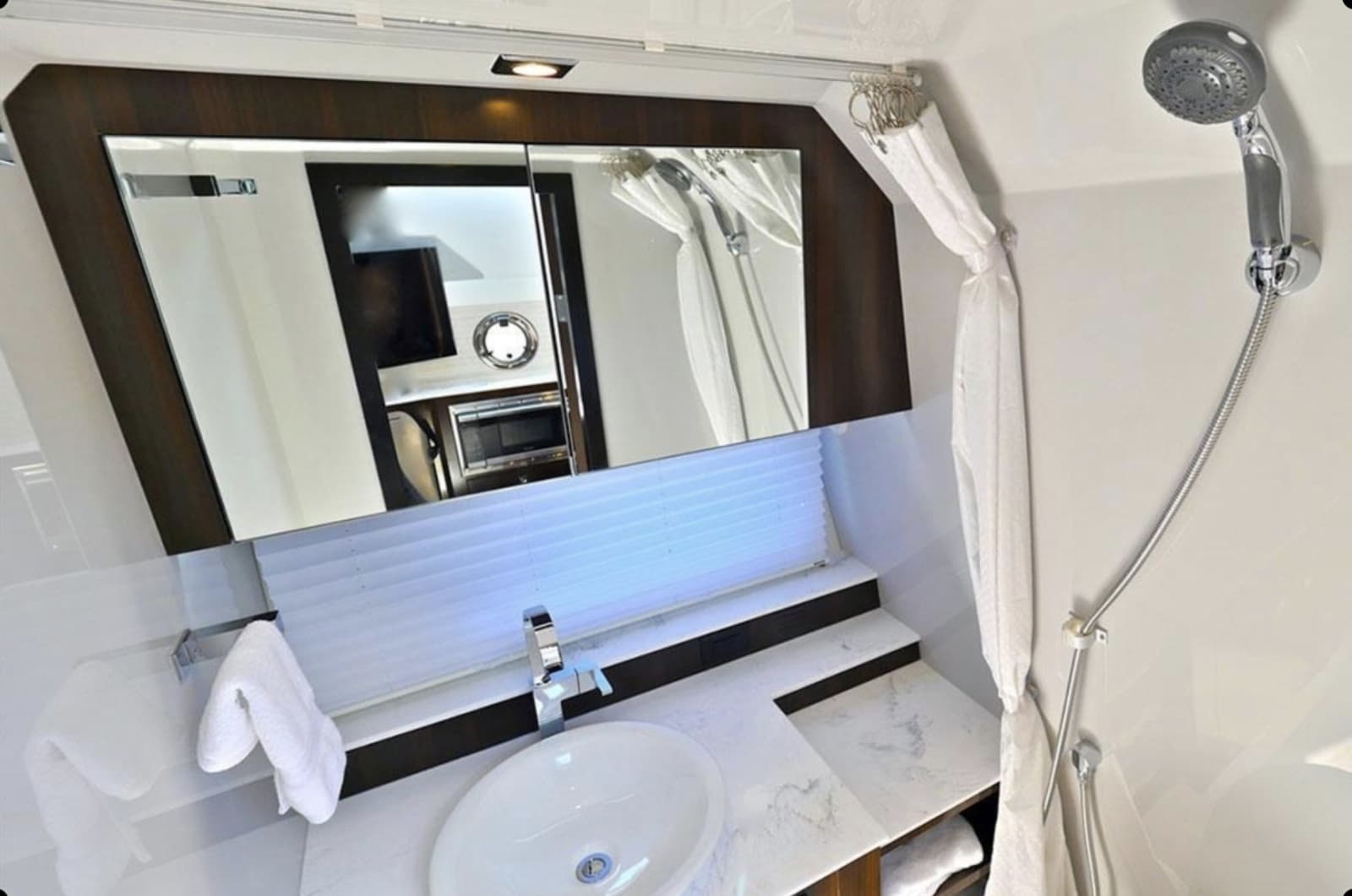 2021 Cruisers Yachts 42 GLS OB - Photo 19