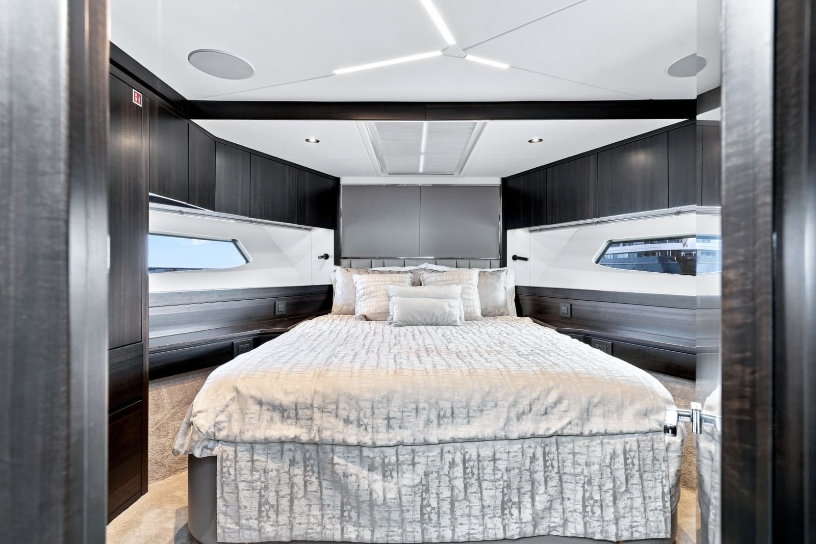 2025 Sunseeker Manhattan 55 - Photo 13