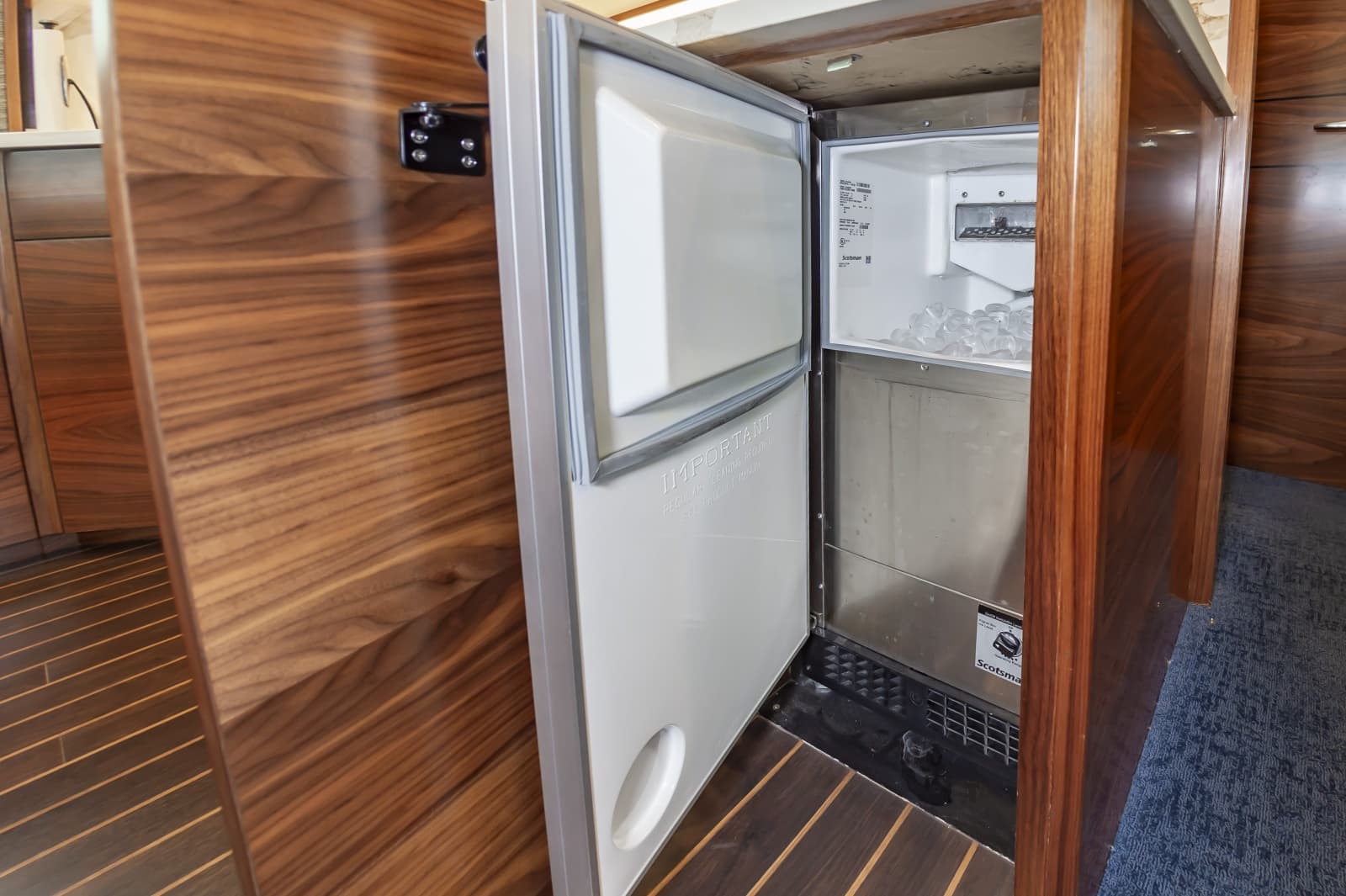 2024 Viking 72 Convertible - Photo 26