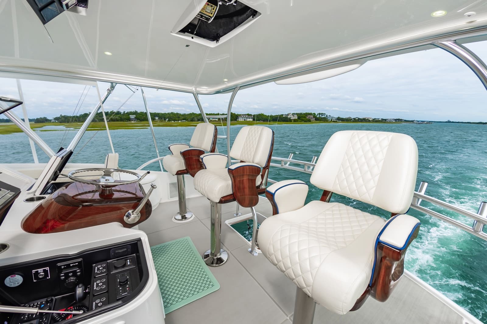 2024 Viking 72 Convertible - Photo 11
