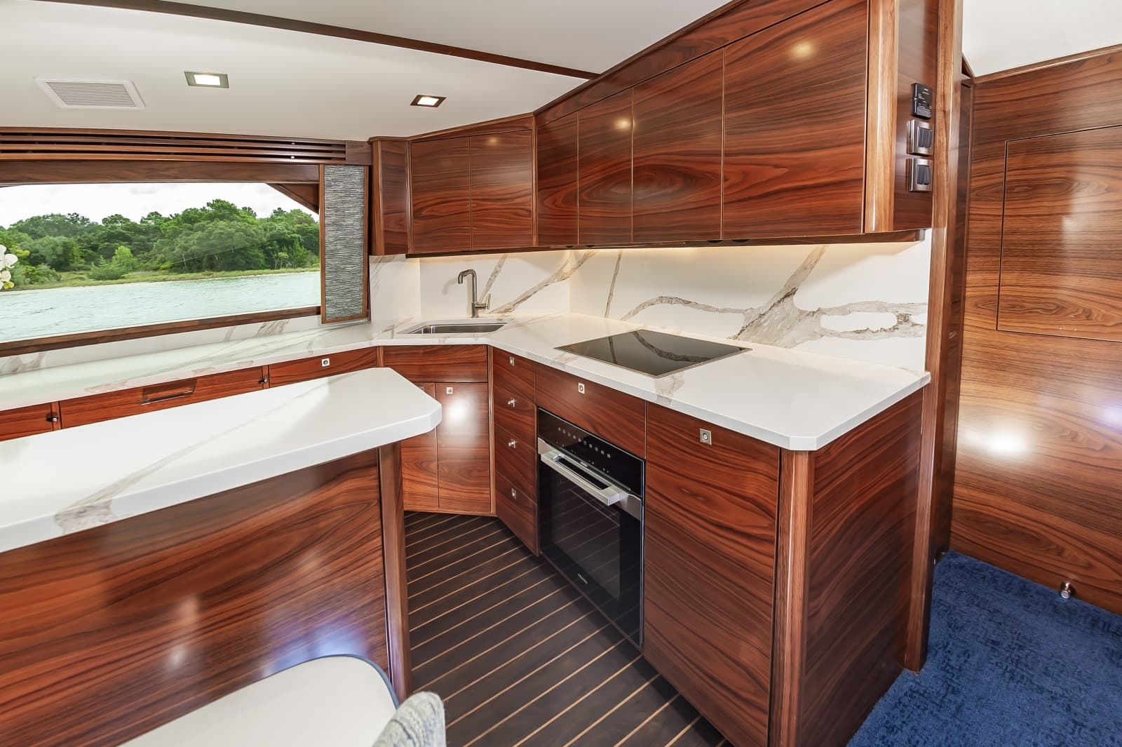 2024 Viking 72 Convertible - Photo 25