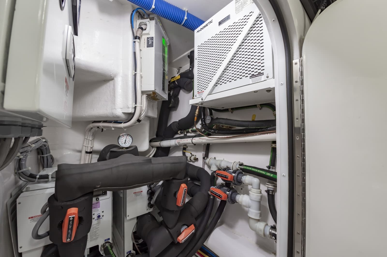 2024 Viking 72 Convertible - Photo 64