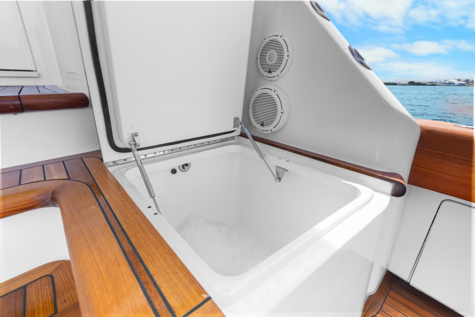 2024 Viking 72 Convertible - Photo 34