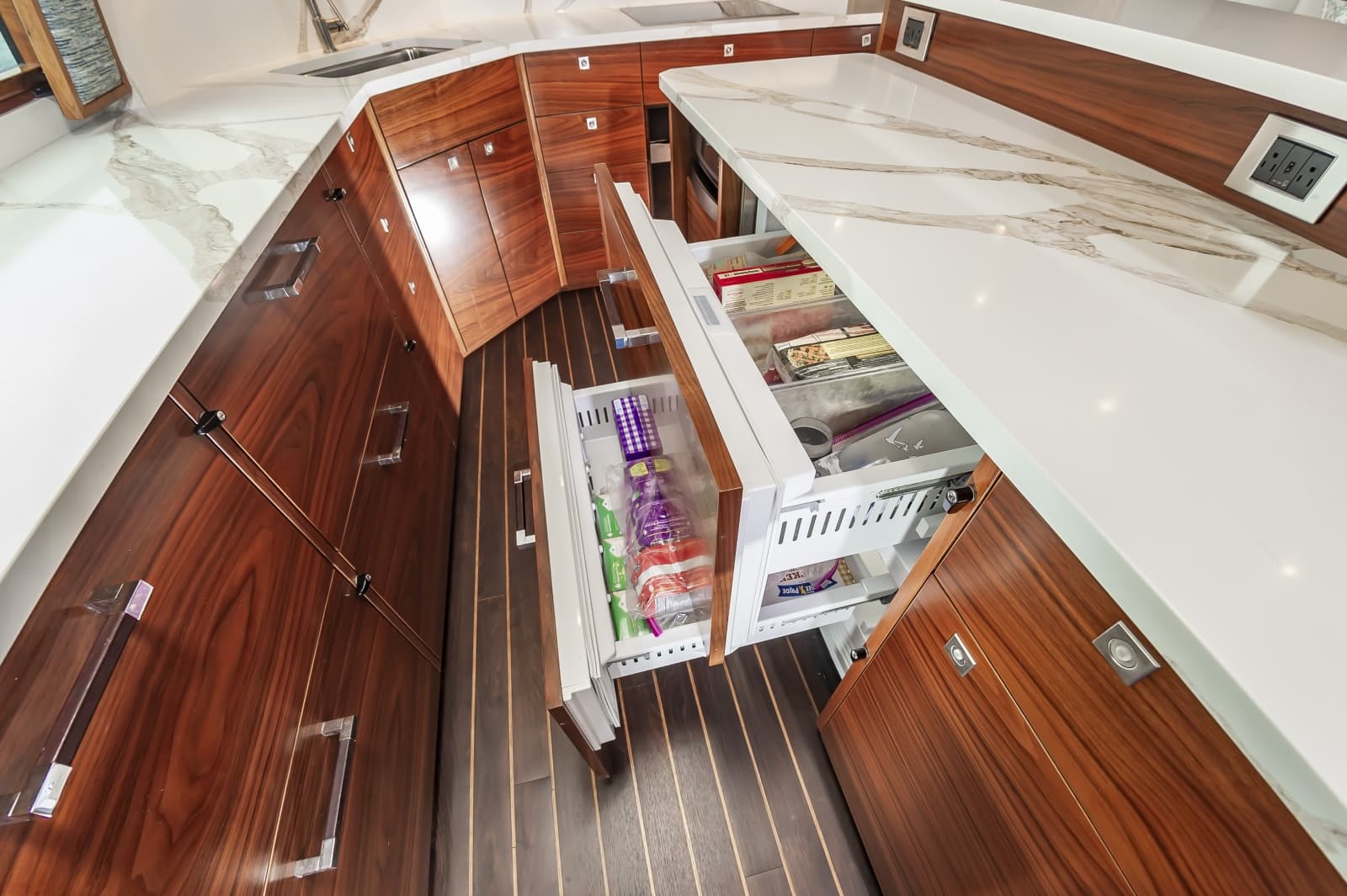 2024 Viking 72 Convertible - Photo 24