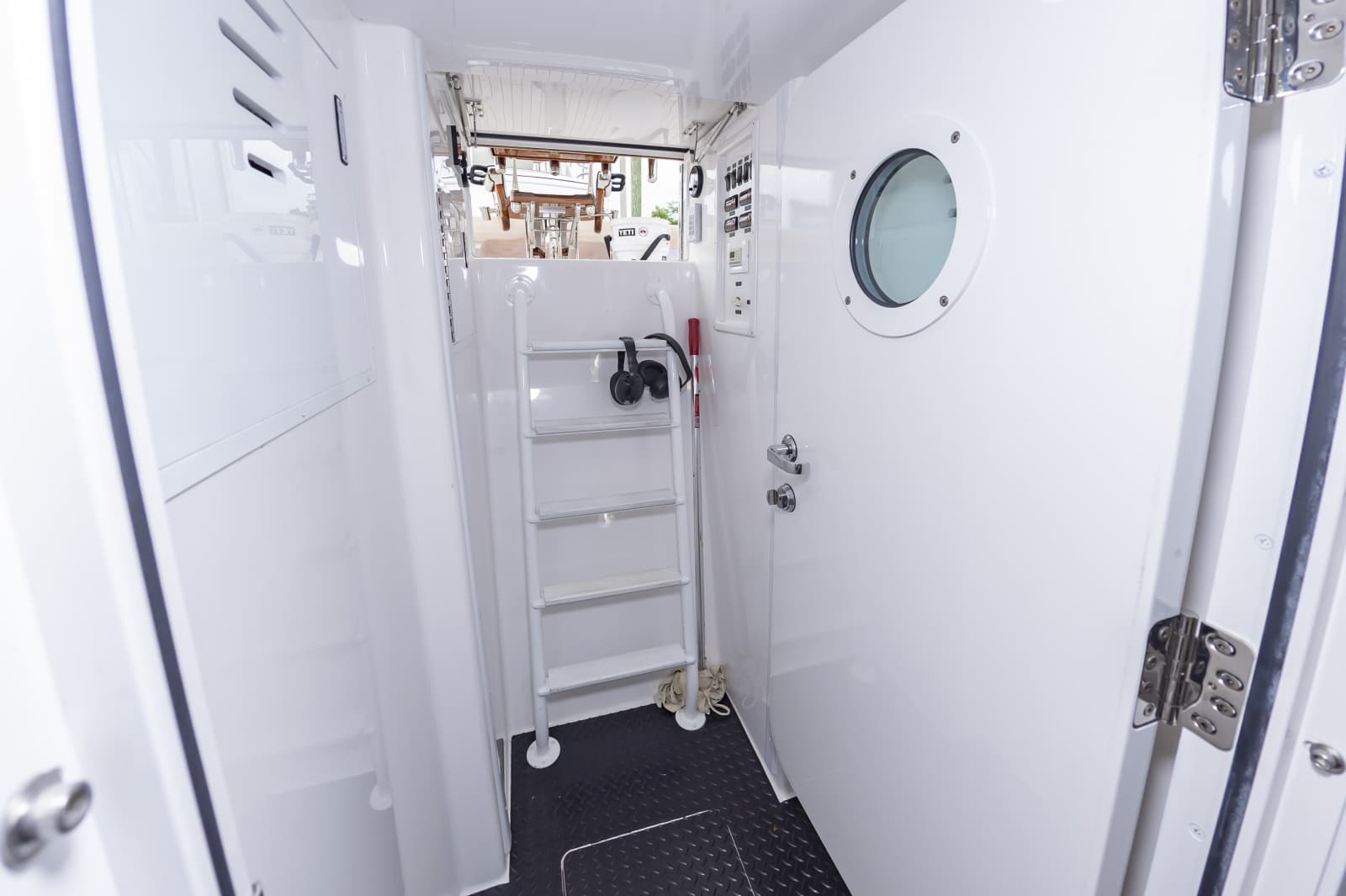 2024 Viking 72 Convertible - Photo 50