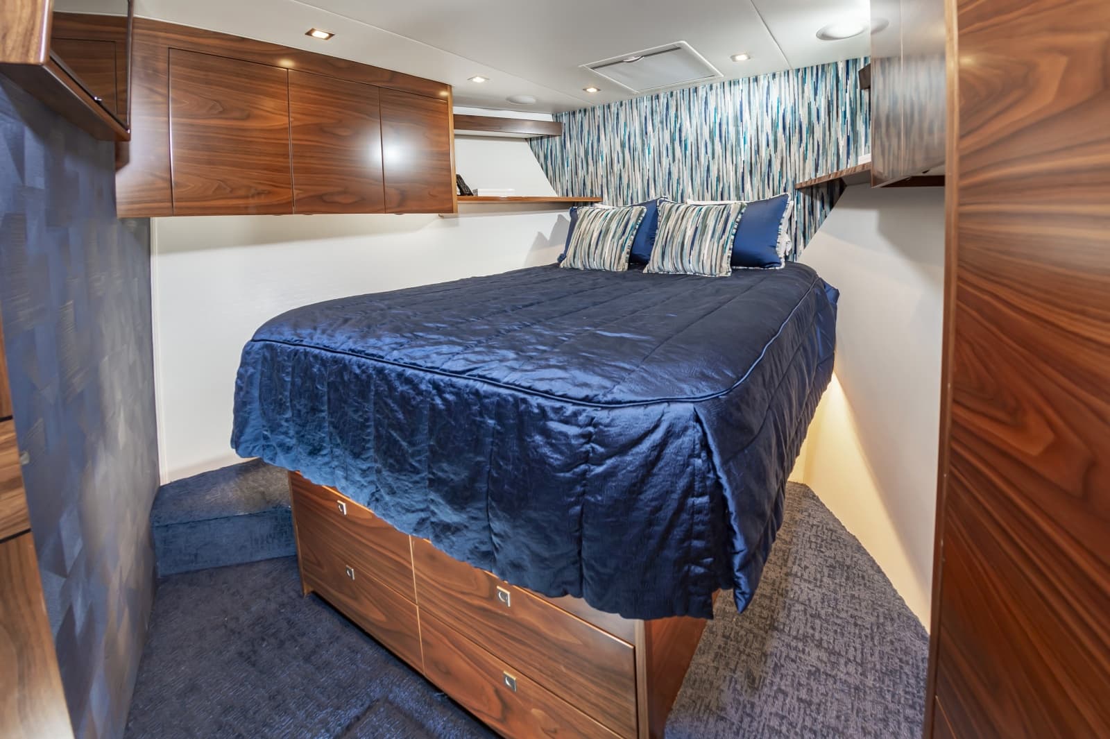 2024 Viking 72 Convertible - Photo 43