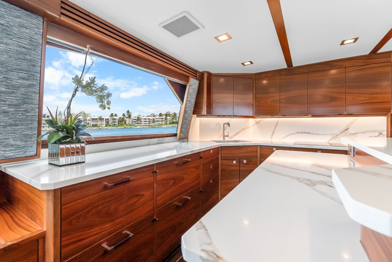2024 Viking 72 Convertible - Photo 117