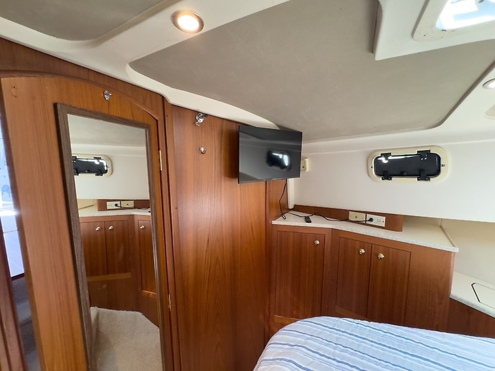 2000 Mainship 390 Trawler - Photo 39