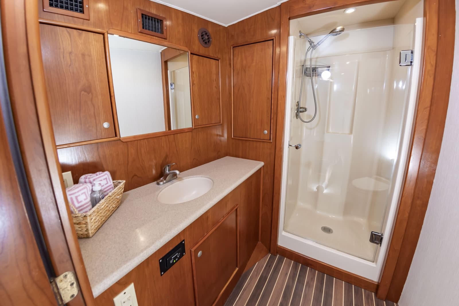2004 Custom Carolina 61 Sportfisherman - Photo 42