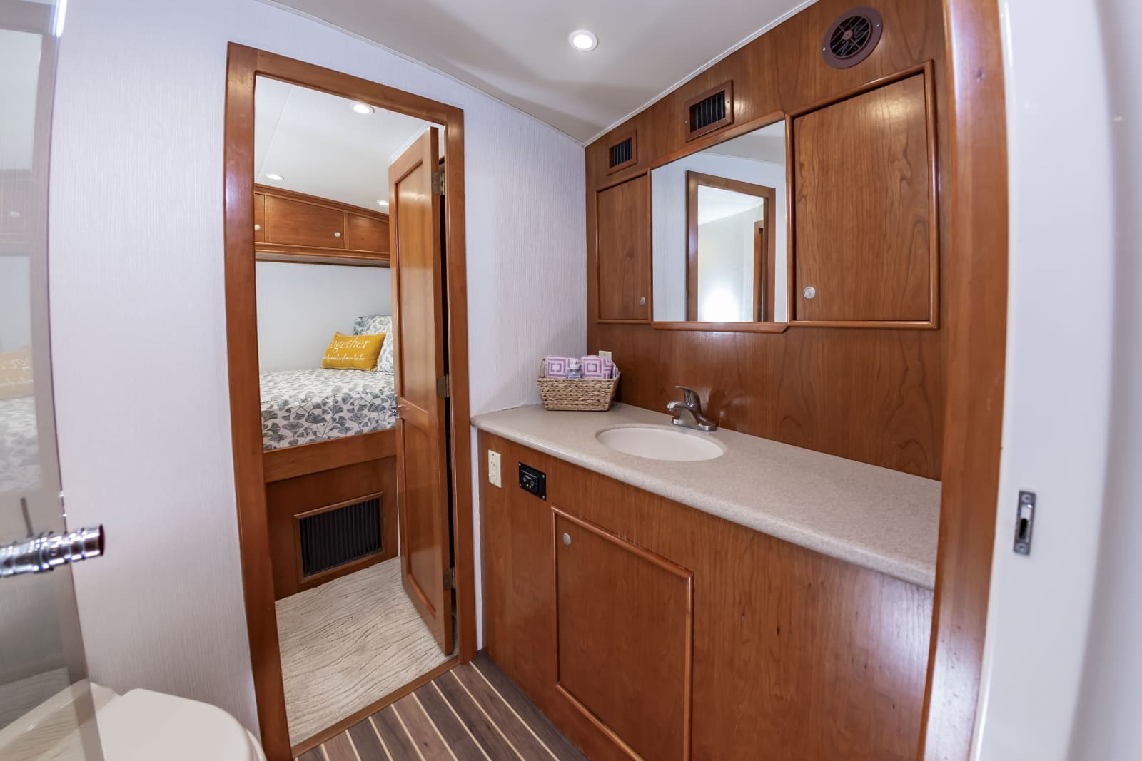 2004 Custom Carolina 61 Sportfisherman - Photo 44