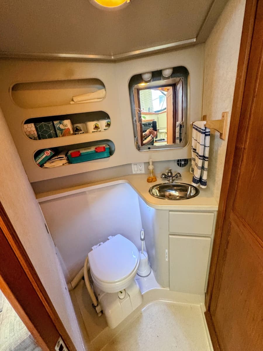 1991 Carver 3608 Aft Cabin Motor Yacht - Photo 54