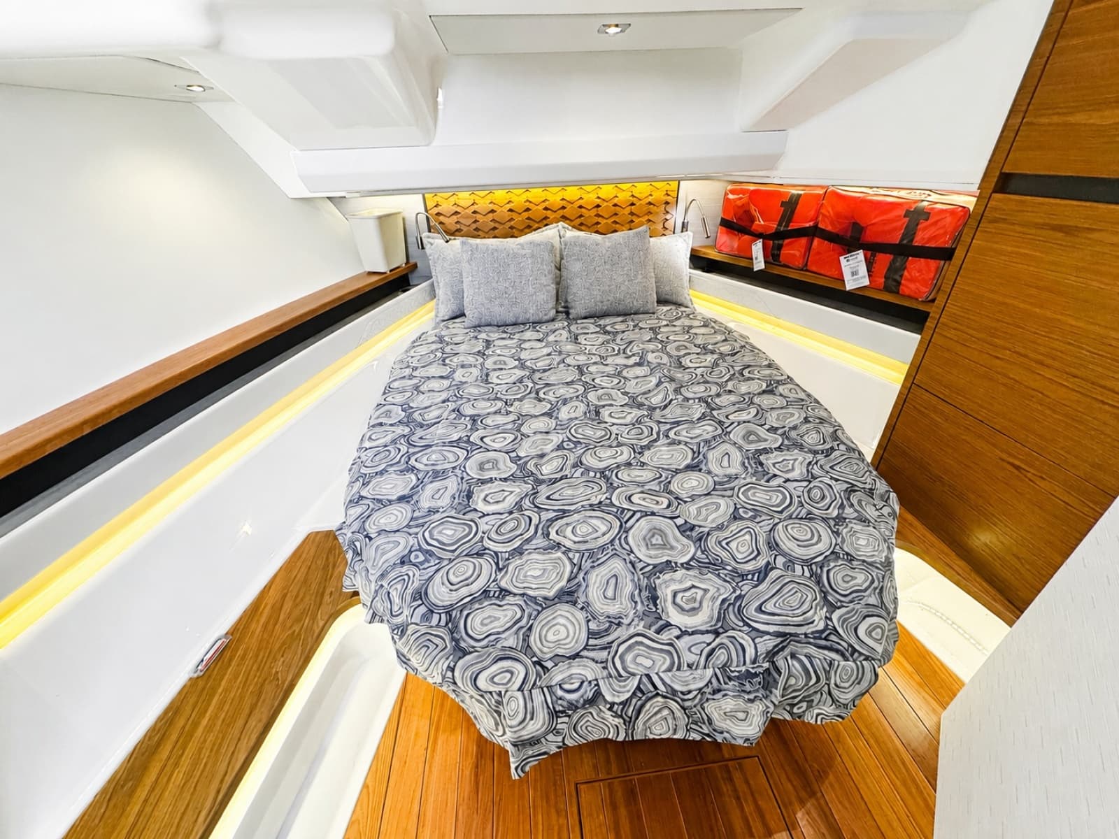 2024 Tiara Yachts 48 LS - Photo 16