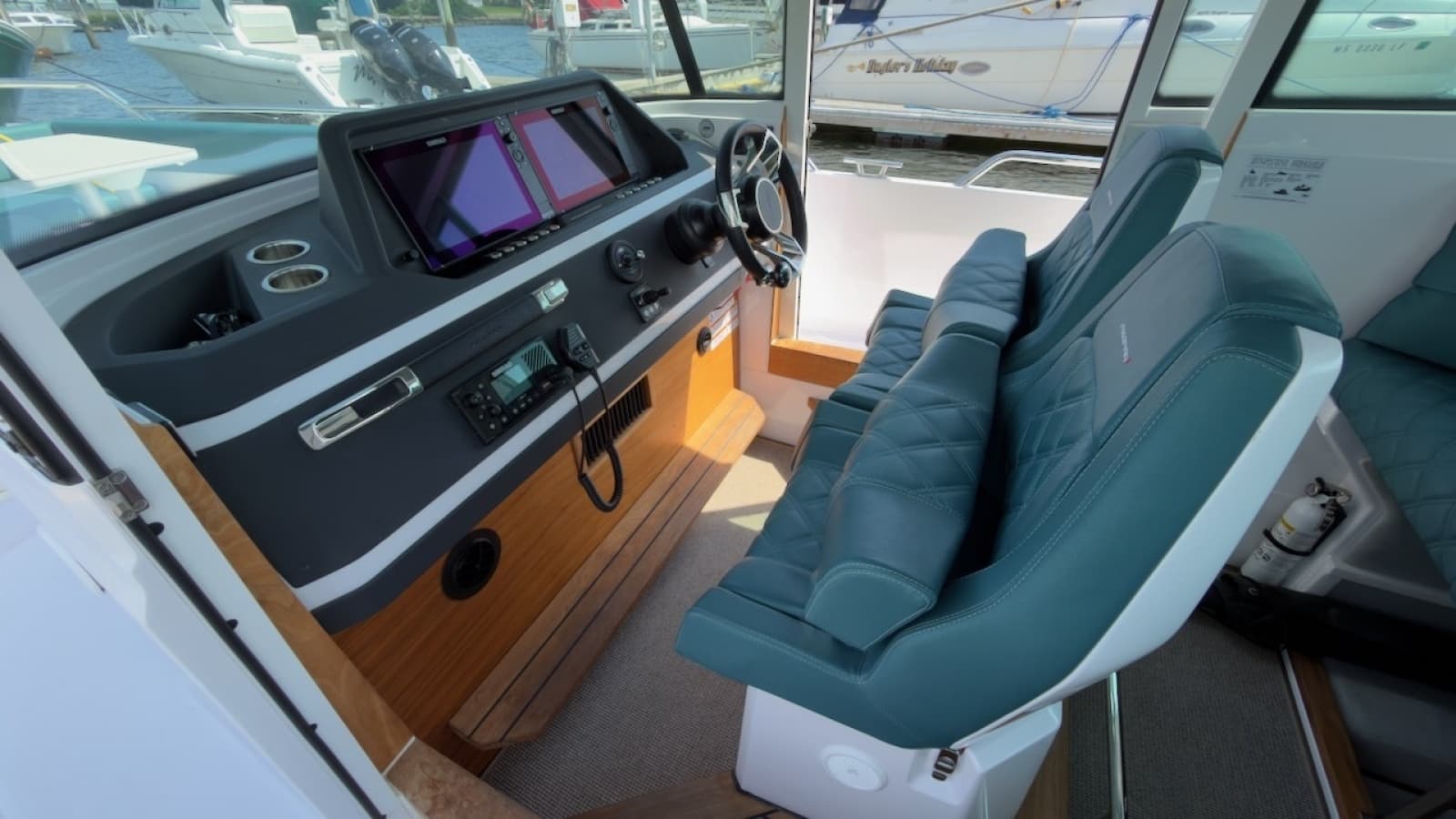 2023 Axopar 28 Cabin - Photo 14