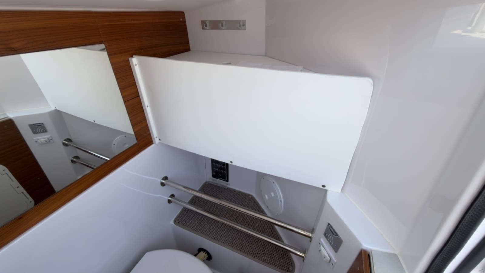 2023 Axopar 28 Cabin - Photo 37