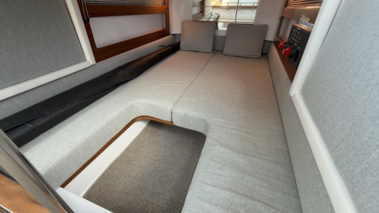 2023 Axopar 28 Cabin - Photo 23