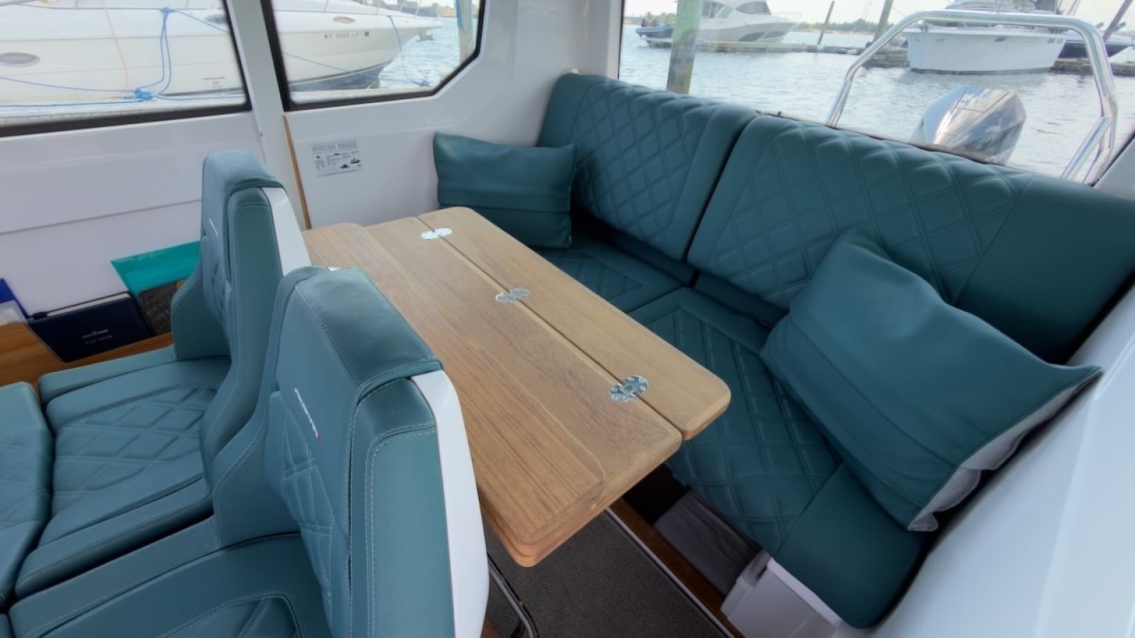 2023 Axopar 28 Cabin - Photo 17