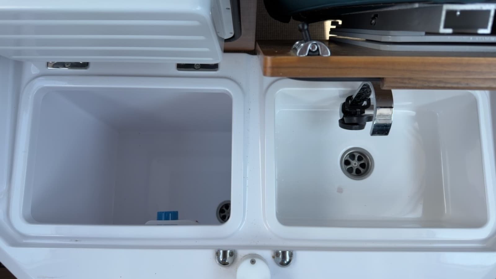 2023 Axopar 28 Cabin - Photo 20
