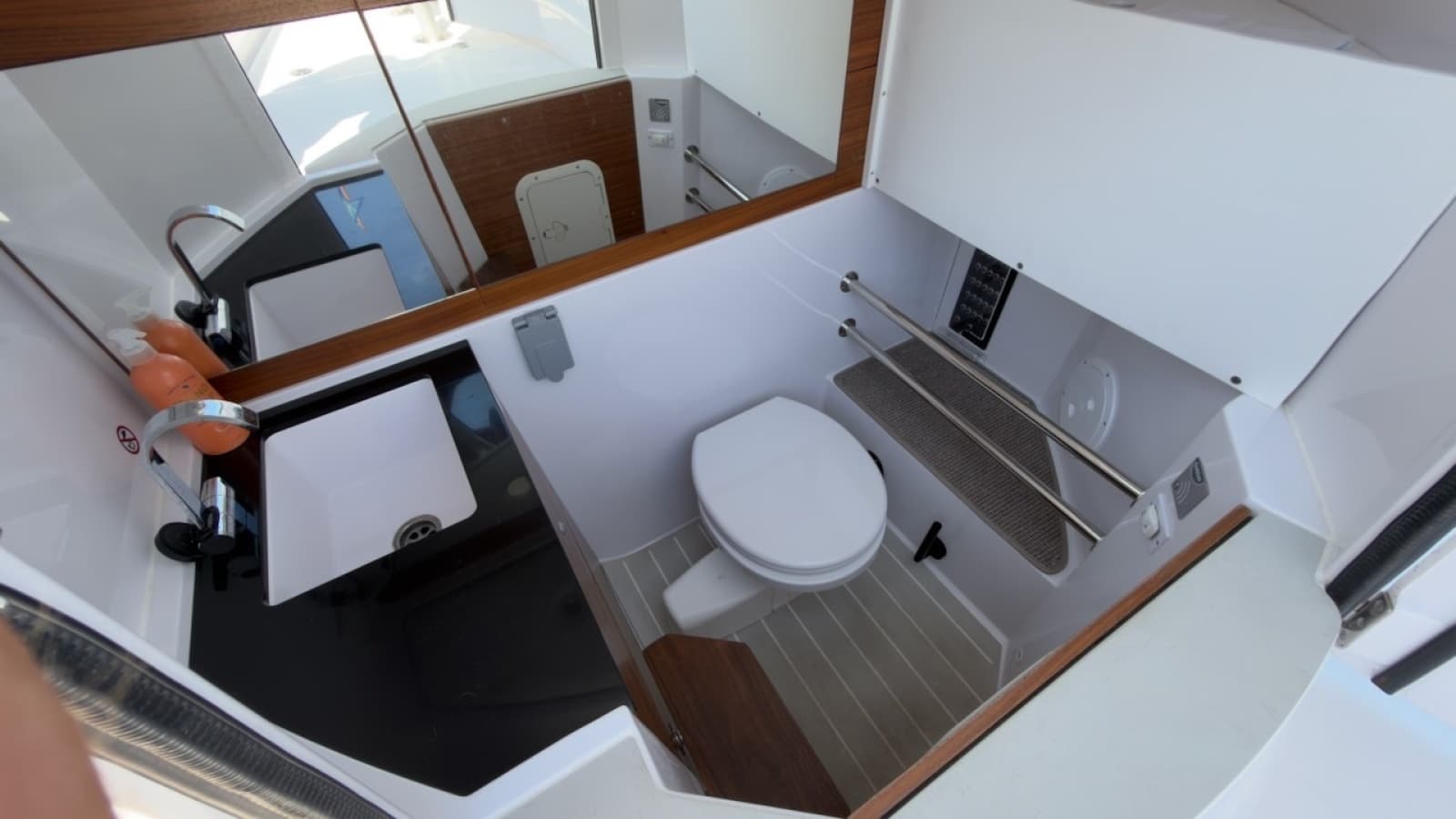 2023 Axopar 28 Cabin - Photo 35