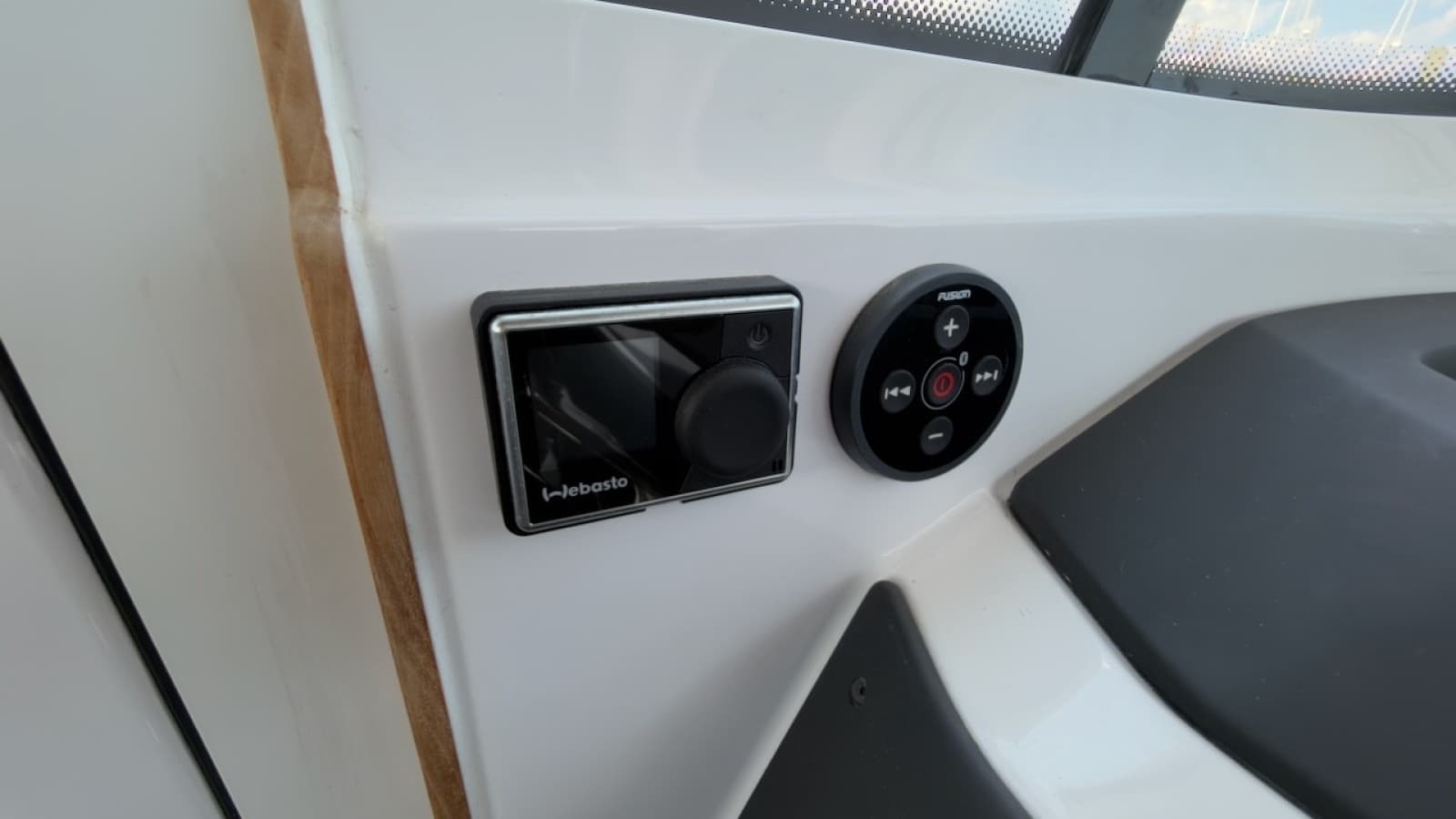 2023 Axopar 28 Cabin - Photo 31