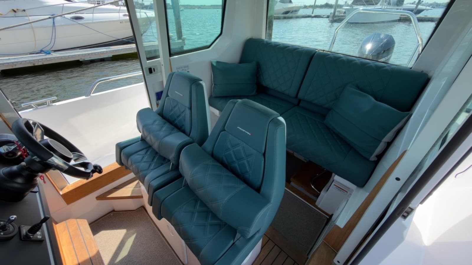 2023 Axopar 28 Cabin - Photo 16