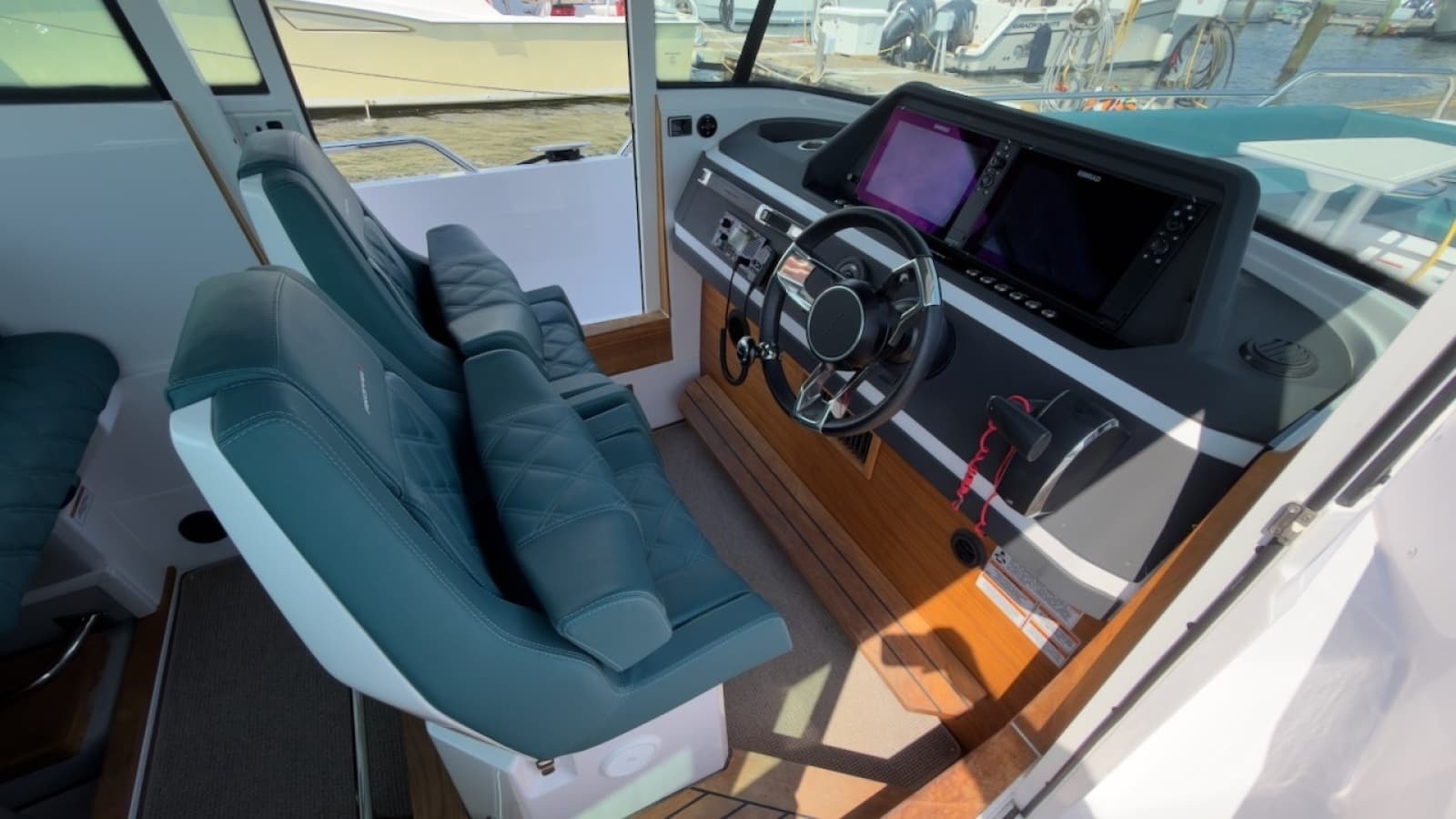 2023 Axopar 28 Cabin - Photo 15