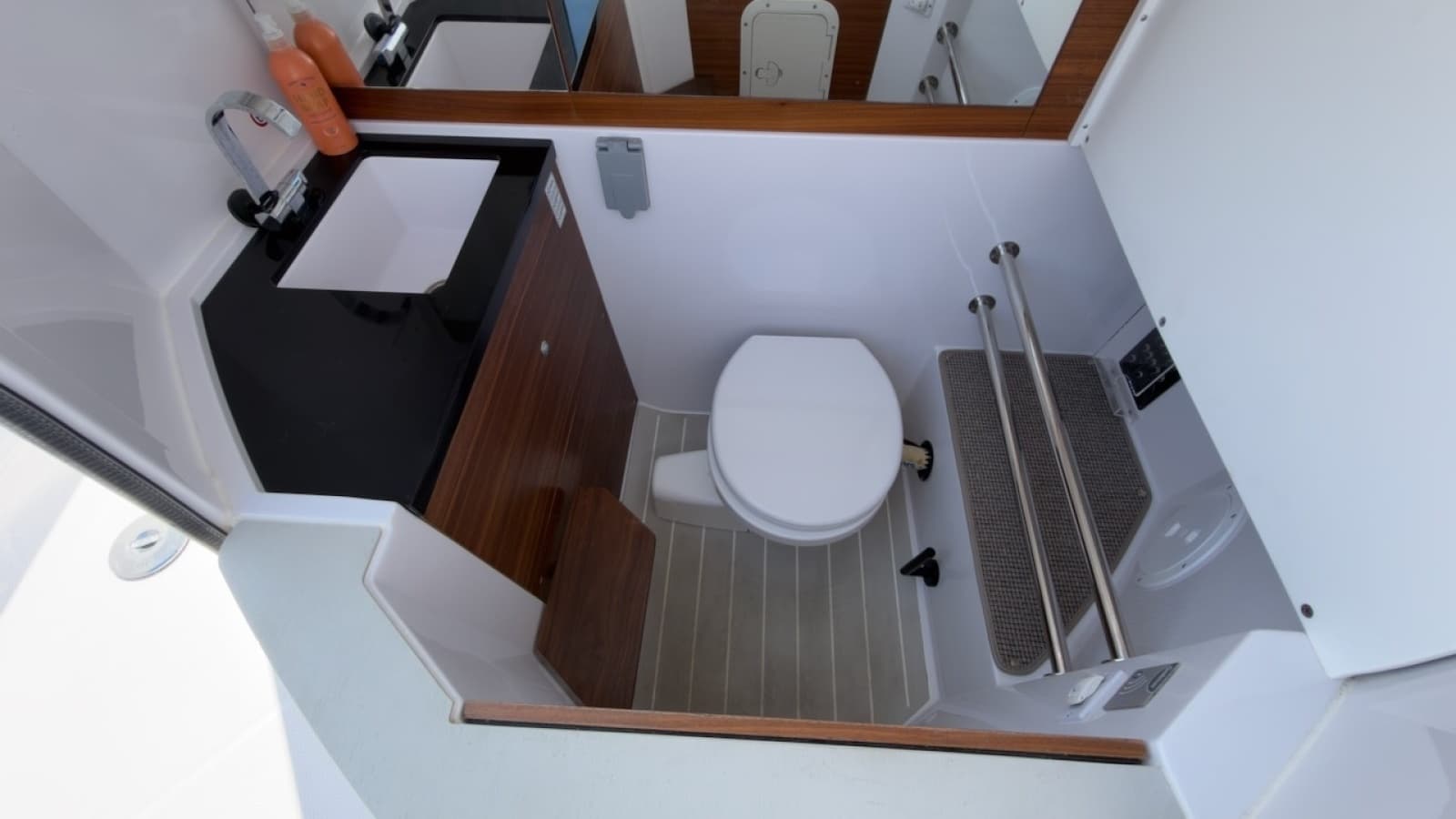 2023 Axopar 28 Cabin - Photo 36