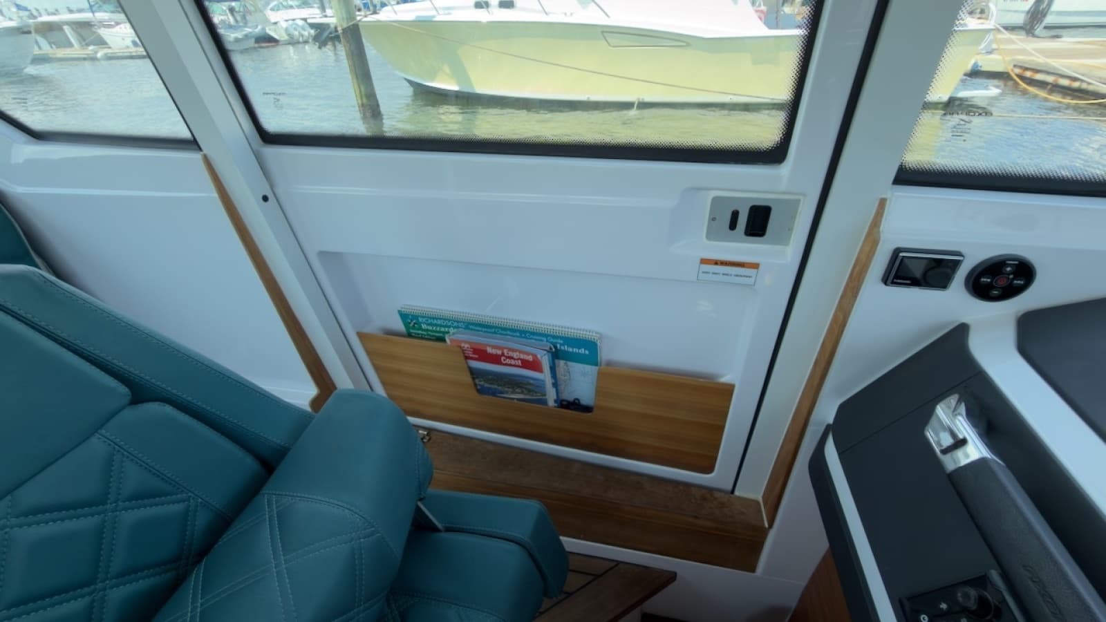 2023 Axopar 28 Cabin - Photo 33