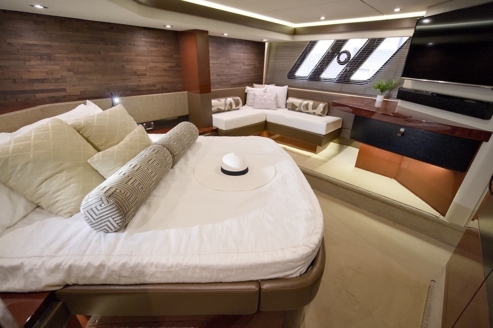 2017 Sea Ray L590 Flybridge - Photo 53