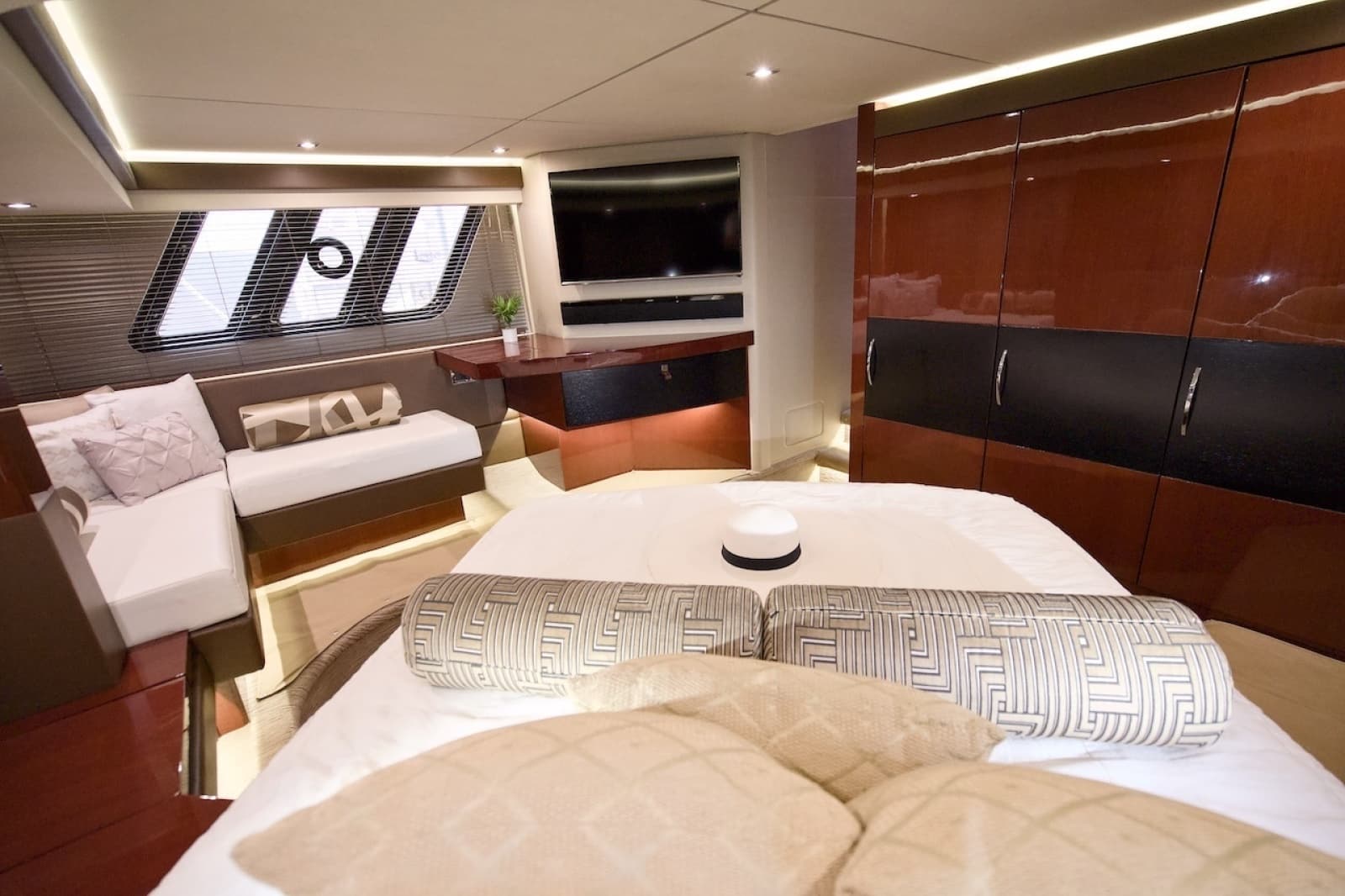2017 Sea Ray L590 Flybridge - Photo 54