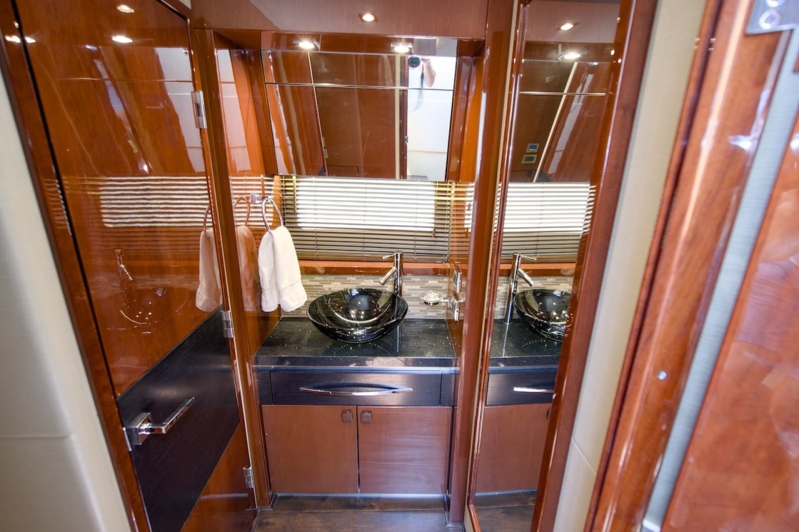 2017 Sea Ray L590 Flybridge - Photo 55