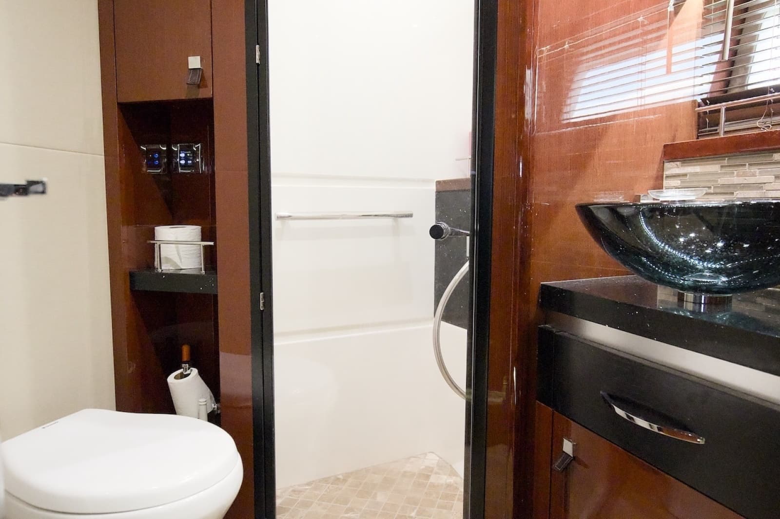 2017 Sea Ray L590 Flybridge - Photo 60