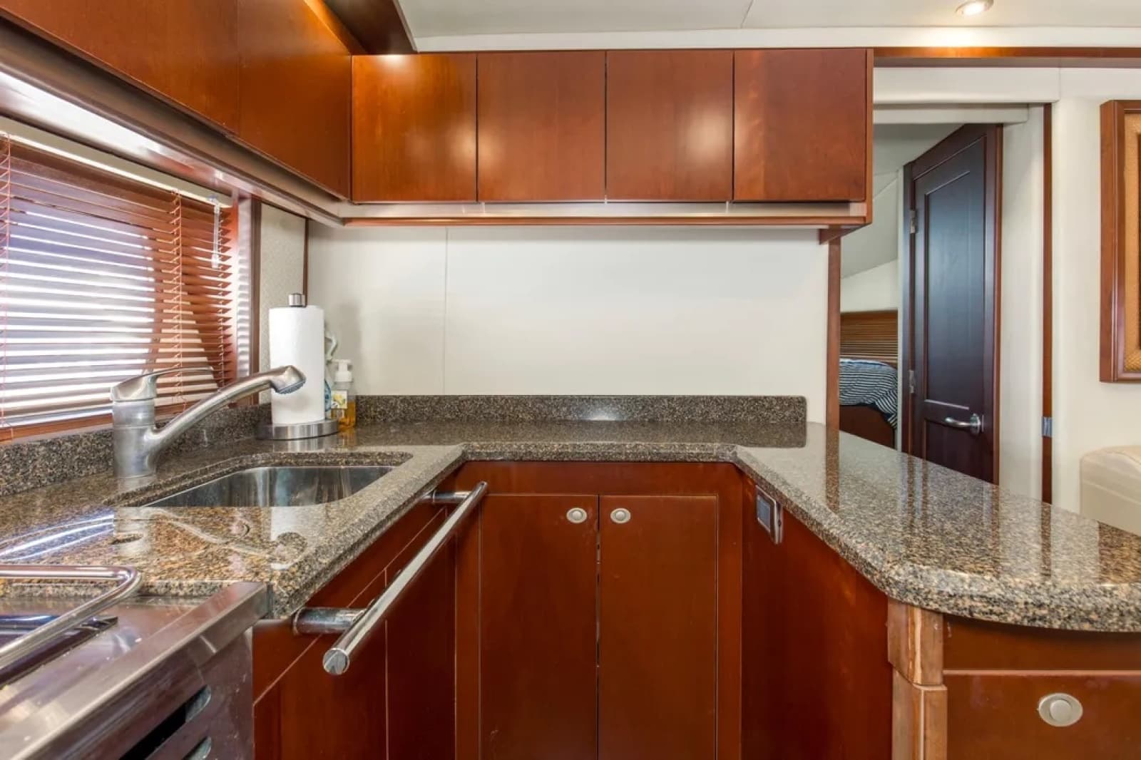 2006 Sea Ray 48 Sundancer - Photo 27
