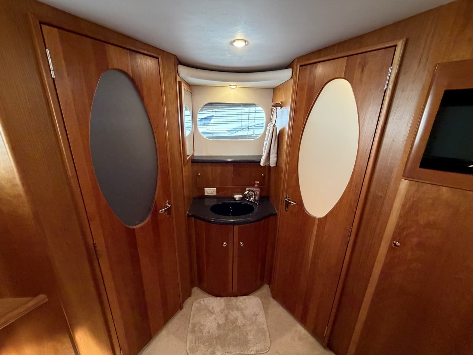 2002 Silverton 43 Motor Yacht - Photo 21